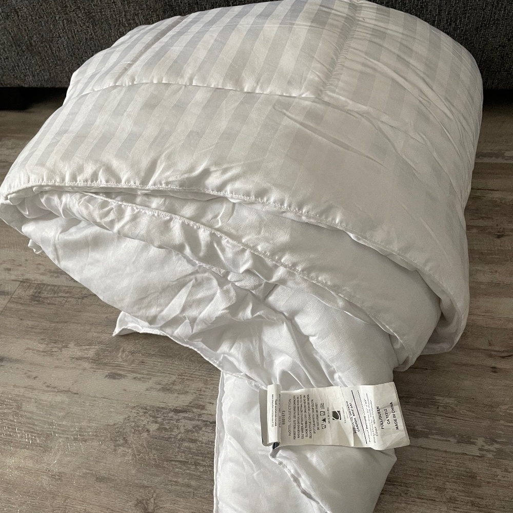 NEW Full/Queen Size White Comforter